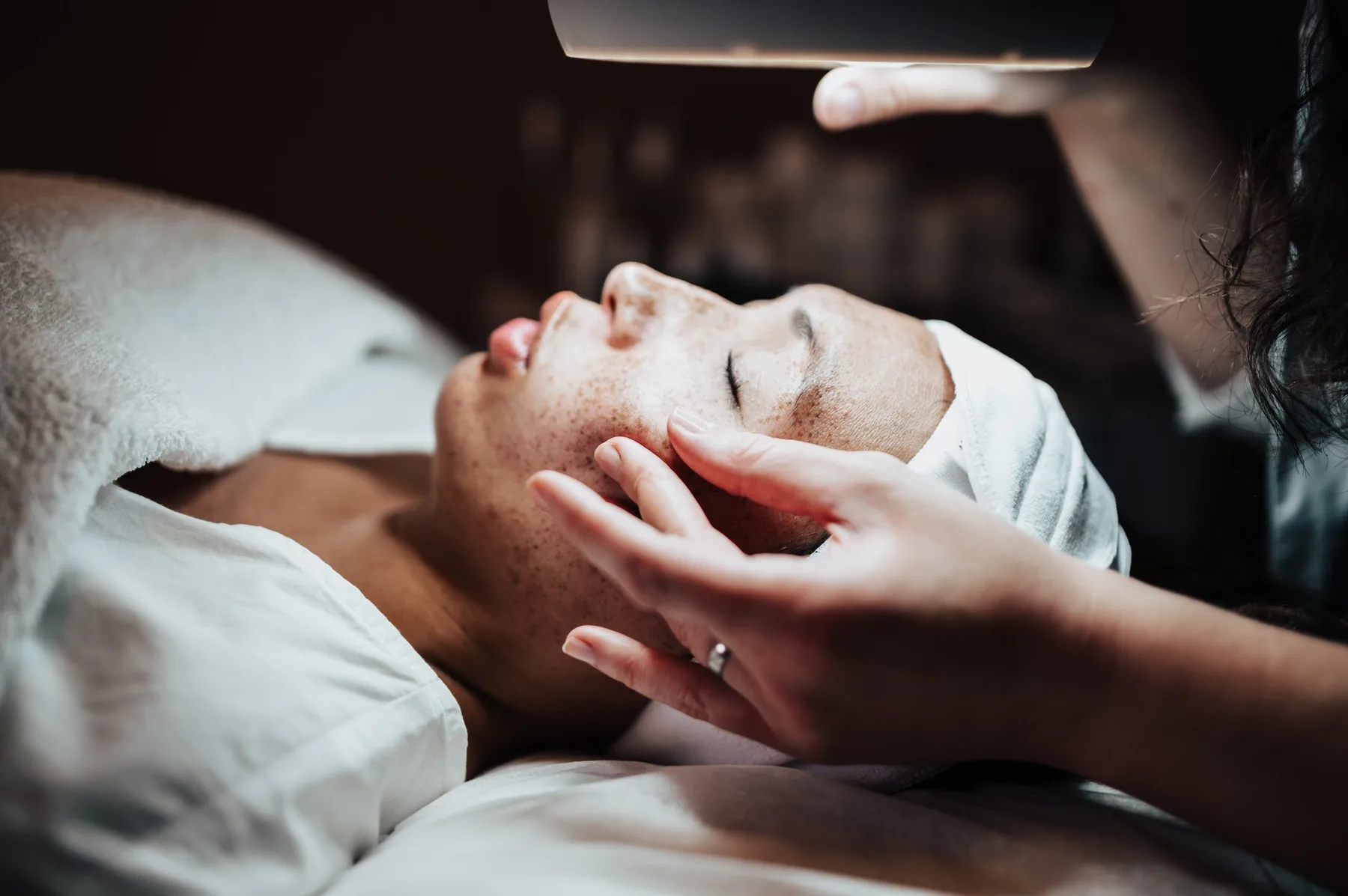 Hudkonsultasjon under lupelampe hos Skin Clinic Drammen