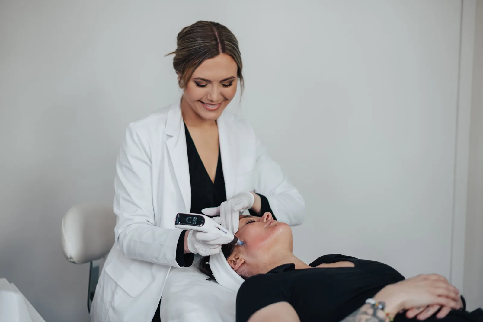 Microneedling-behandling i lyst klinikkrom